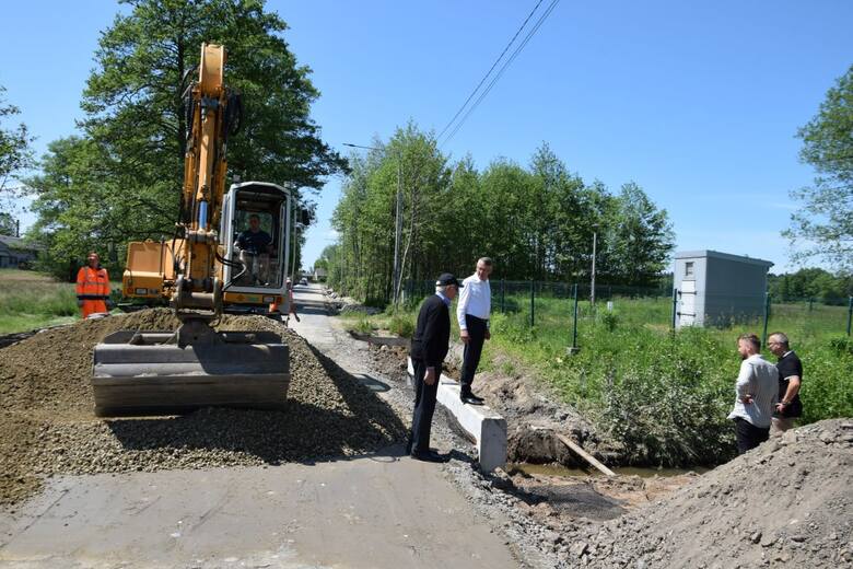 Remont gminnej drogi w Trębowcu Małym dobiega końca. Będzie estetycznie i bezpiecznie.
