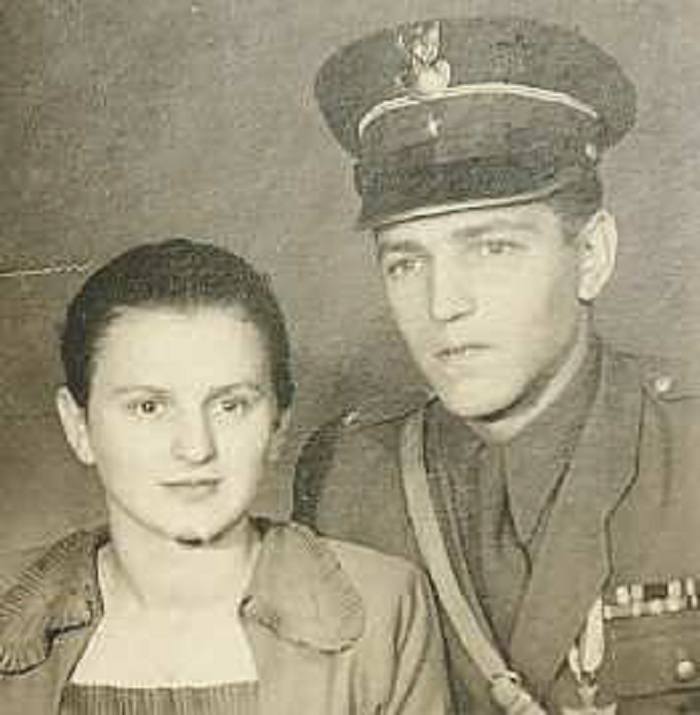 Żagań 1949. Ślub Stanisławy Pucher z Władysławem Krukiem. Obok pary siedzą Aniela i Władek, stoją Janek i Weronika.