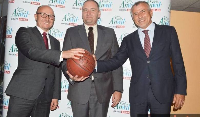 Prezydent od początku swojej kadencji mocno zaangażował się w pomoc koszykarskiemu klubowi Anwil Włocławek. W budżecie miasta udało się znaleźć pieniądze, które trafiły do klubu