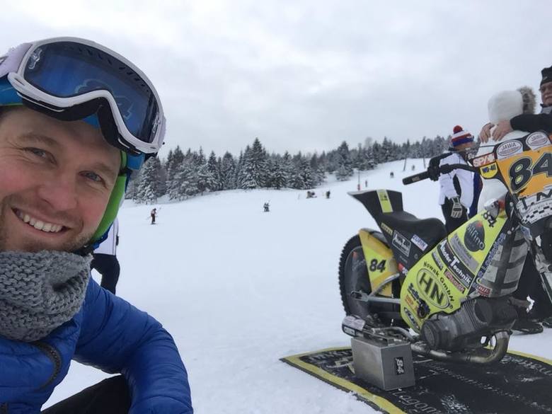 Martin Smolinski w górach zamienił narty na motocykl. 
