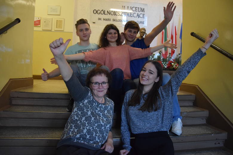 - Nasza szkoła ma klimat - mówią uczniowie II_LO: Piotr Mrozek, Oliwia Przybył, Dariusz Skowroński (u góry od lewej) i Magdalena Dziedzic w towarzystwie