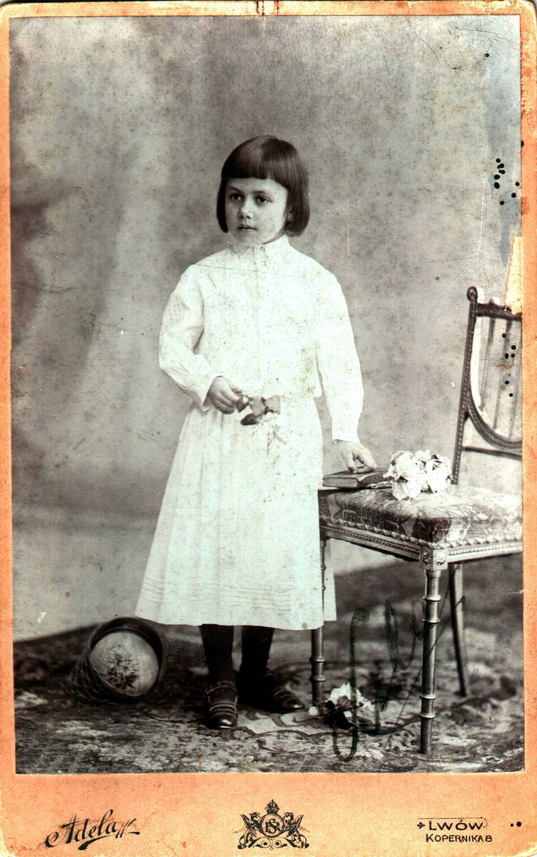 <strong>1902 rok</strong><br /> <br /> Główną ozdobą były koronki. Dziewczynkom towarzyszyć mógł niewielki bukiecik i świeca. 