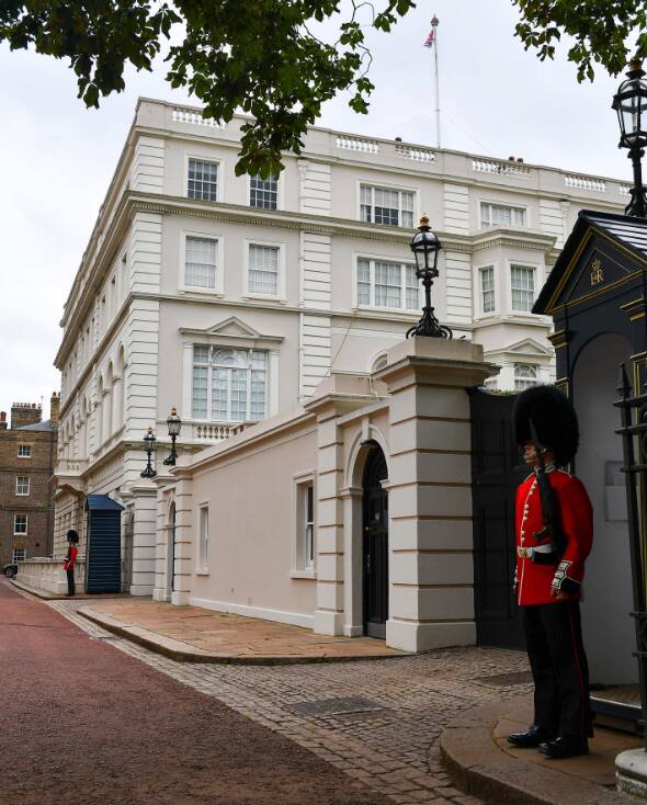 Clarence House to rezydencja królewska w Londynie, która jest główną siedzibą króla Karola III od 2003 roku. Po ślubie w 2005 roku, zamieszkała tam również