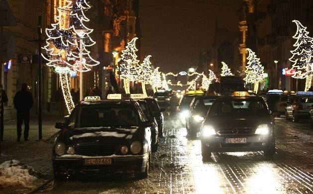 Policja proponuje by taksówki mogły czekać na klientów na Piotrkowskiej tylko minutę - zamiast dotychczasowych dziesięciu.