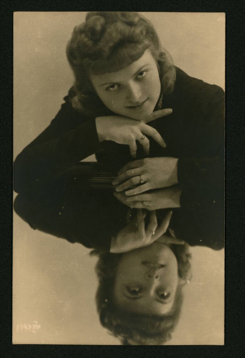Portret kobiety; atelier Bracia Karaś, 1943.