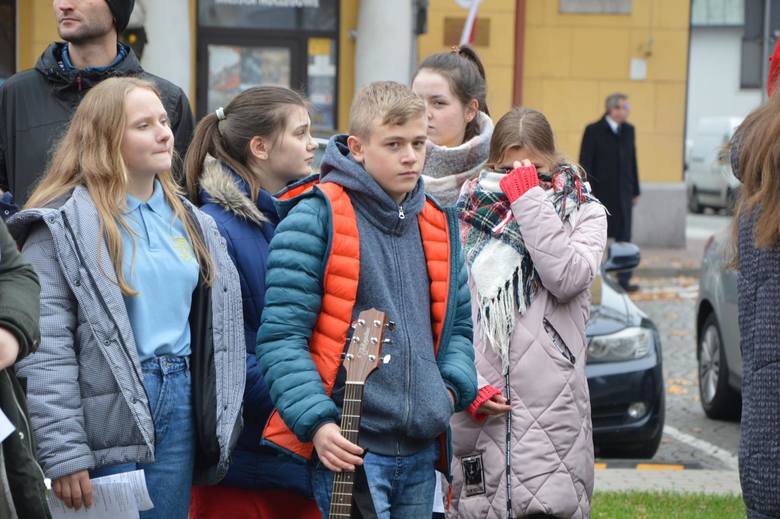 Patriotyczny marsz uczniów szkół pijarskich w Łowiczu [ZDJĘCIA]