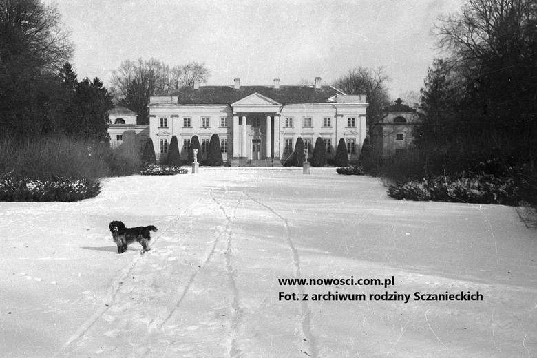 Pałac w Nawrze zimą 1937 roku. Na pierwszym planie pies Floks