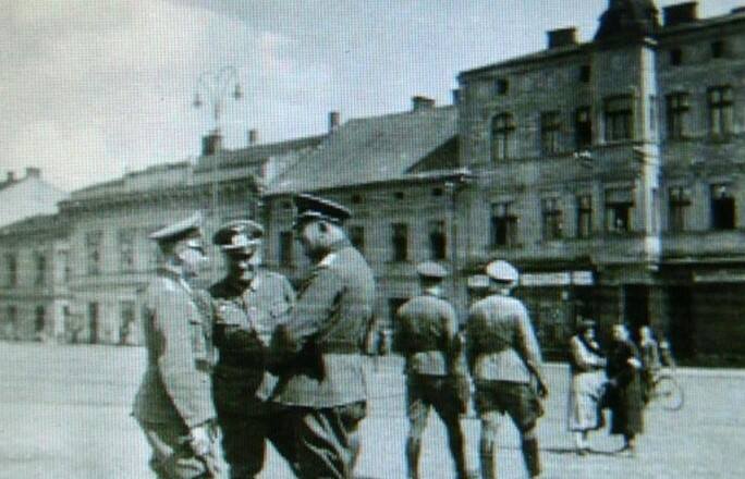 8 października 1939 roku Oświęcim dekretem Hitlera został wcielony do III Rzeszy. Jego nazwa została zmieniona przez okupanta na Auschwitz. Niemieccy