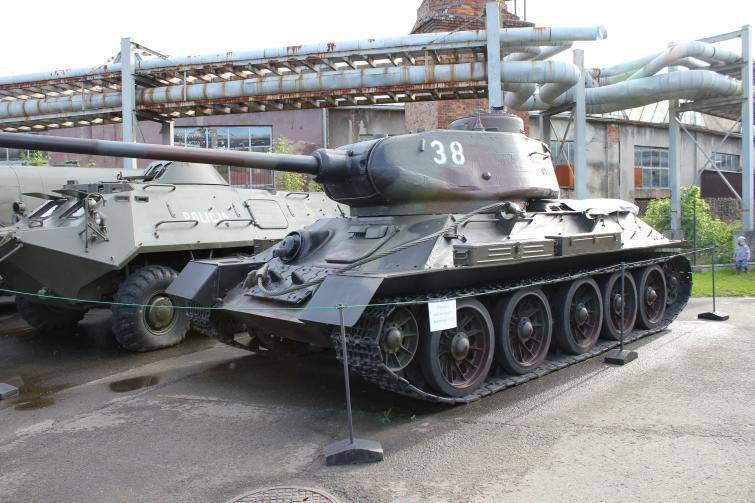 Wystawa pojazdów militarnych i zabytkowych w Rzeszowie.