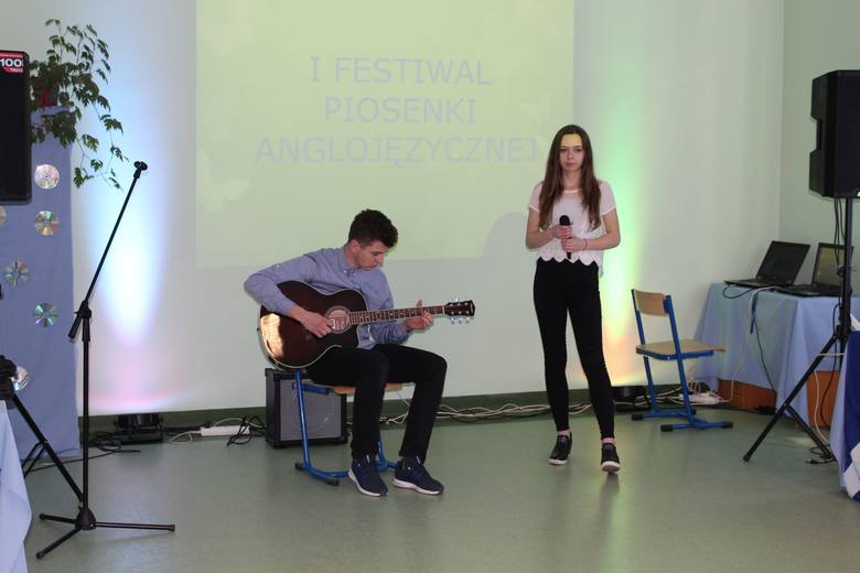 Uczniowie ZSP nr 4 w Łowiczu zdominowali festiwal piosenki anglojęzycznej (Zdjęcia)