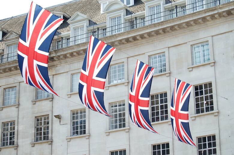 Flagi Wielkiej Brytanii na tle budynku