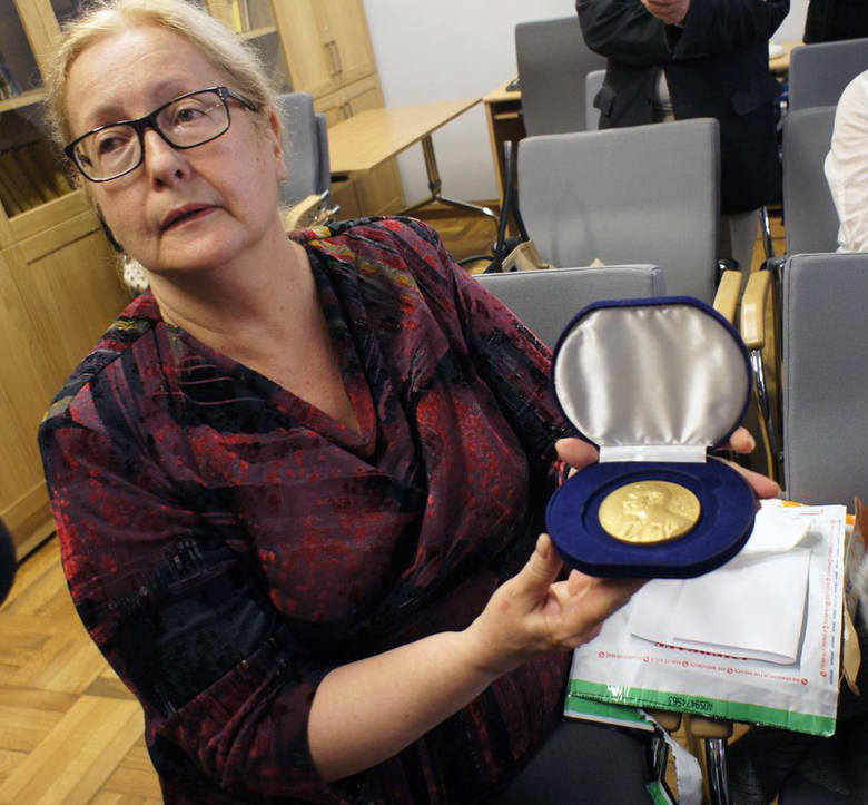 Szefowa Muzeum Henryka Sienkiewicza Anna Surzyńska-Blaszak prezentuje medal noblowski pisarza