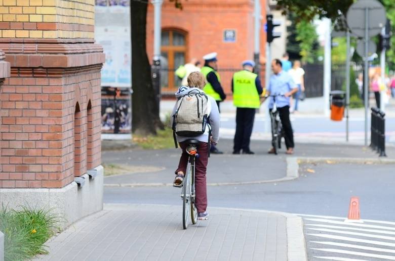 Coraz więcej poznańskich rowerzystów musi zapłacić mandaty za jazdę po chodniku.Fot:  Paweł Miecznik