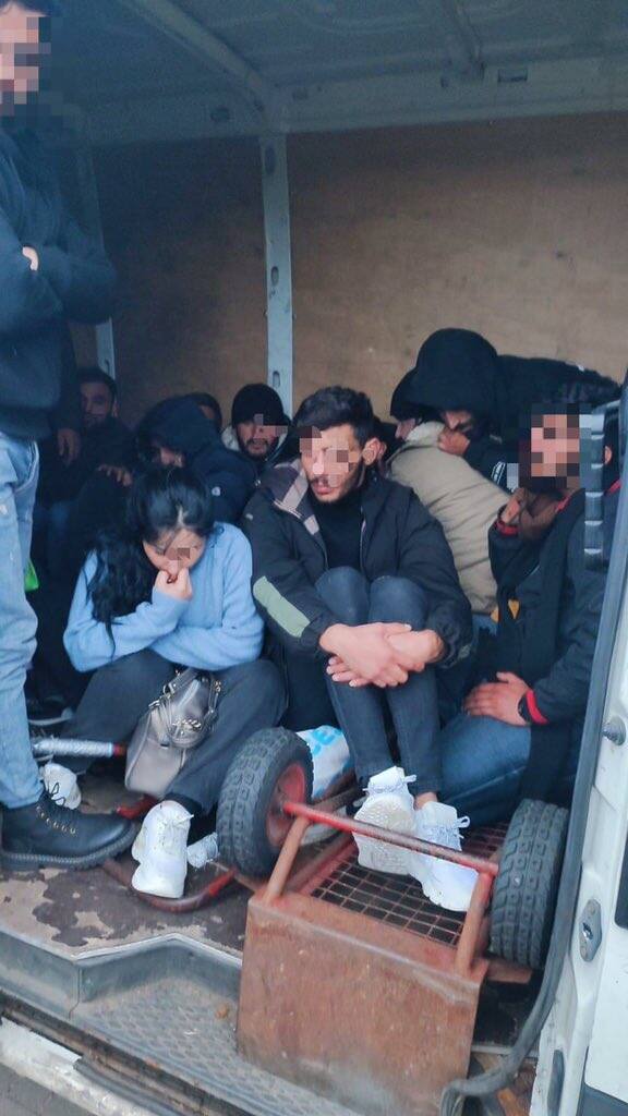 W niedzielę funkcjonariusze straży granicznej zatrzymali w okolicach miejscowości Radziwiłłów (gm. Mielnik) obywatela Ukrainy, który samochodem dostawczym należącym do popularnej firmy kurierskiej przewoził 27 nielegalnych imigrantów z Iraku. 