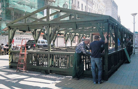 Na ul. Piotrkowskiej powstają pierwsze restauracyjne ogródki.