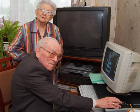 93-letni pan Leonard nauczył się niedawno obsługiwać komputer, dzięki czemu szybko może kontaktować się z dziećmi i wnukami. 