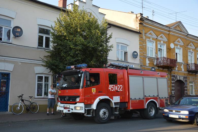 Pożar w Łowiczu. Dwie osoby trafiły do szpitala (Zdjęcia)