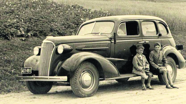 Chevrolet Master z montowni Lilpop, Rau i Loewenstein był pojemny i wytrzymały. W chwili wybuchu wojny jego"polonizacja" była w pełnym