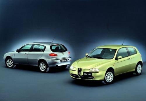 Fot. Alfa Romeo: Małe samochody lepiej prezentują się w jasnych kolorach, które je optycznie powiększają.