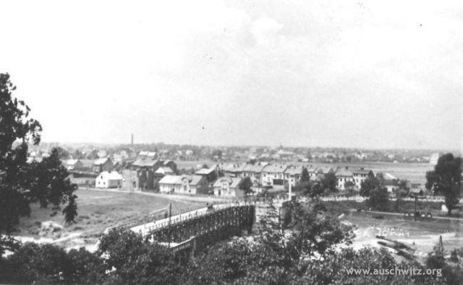 Zdjęcie z przełomu 1939 i 1940 roku. Na pierwszym planie widoczny już prowizoryczny drewniany most na Sole. W tle zabudowa Zasole wyburzona potem przez