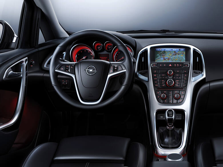 Opel Astra (2009-2012)Astra czwartej generacji mocno odeszła wyglądem i techniką od swoich poprzedników. Na rynku wtórnym jest jednym z ciekawszych kompaktów.Fot.