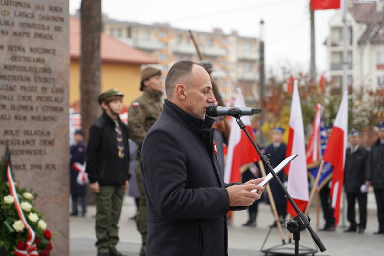 Starosta Kozienicki Krzysztof Wolski podczas przemówienia przy Pomniku Niepodległości w Kozienicach