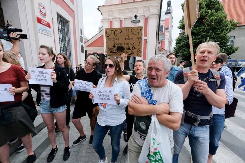 Czerwiec 2018 roku, protest przed poznańskim magistratem przeciwko betonowaniu terenów zielonych, w tym inwestycji planowanej na Starołęce 