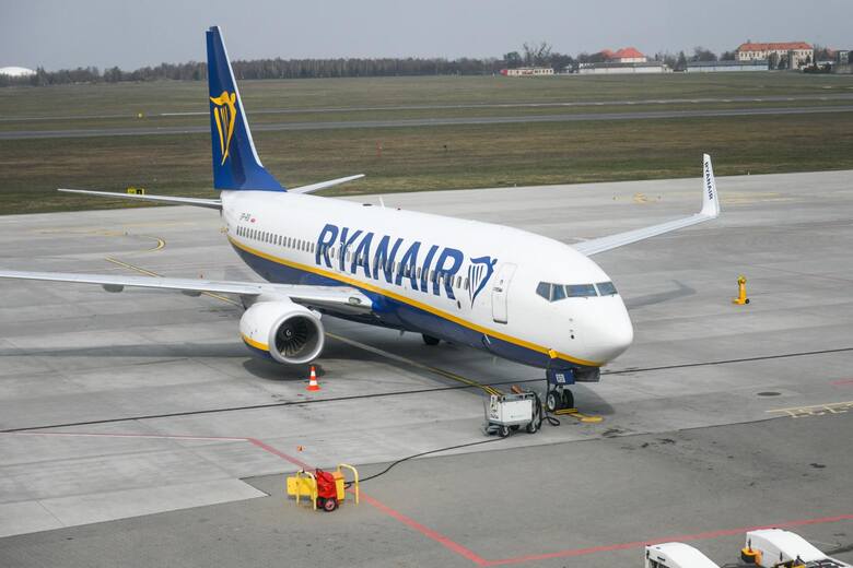 Samolot linii Ryanair na lotnisku w Poznaniu