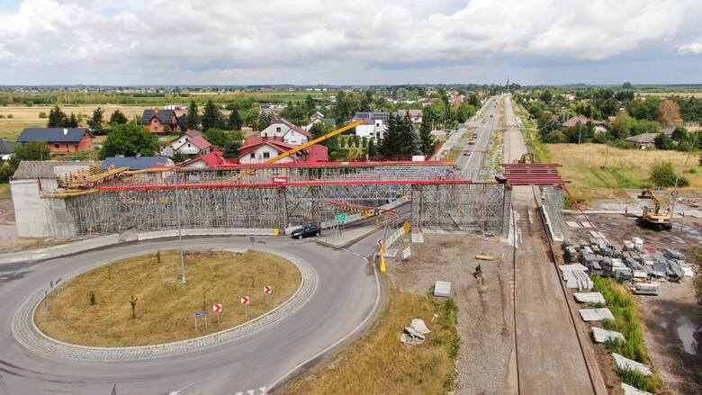 Nad linią kolejową w Mielcu zbudowano wiadukt drogowy. Trwają ostatnie prace wykończeniowe. Wkrótce otwarcie [ZDJĘCIA]