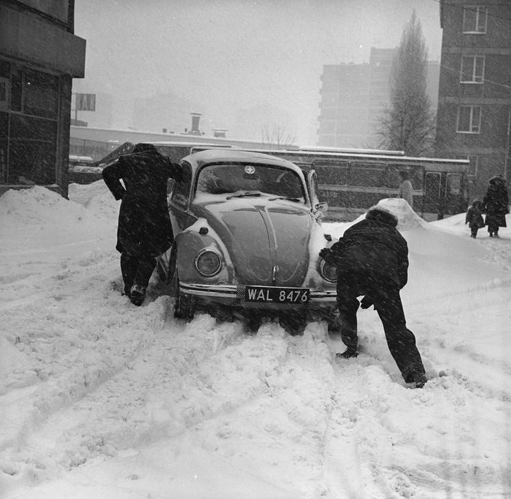 Zima stulecia zaczęła się w sylwestrową noc 1978 roku. Gdy wszyscy świetnie się bawili, zaczął sypać śnieg. I nie przestawał. Zobaczcie archiwalne zdjęcia.