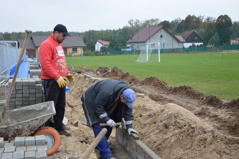 - To już końcowy etap prac  przy modernizacji boiska - mówią pracownicy Juri i Paweł