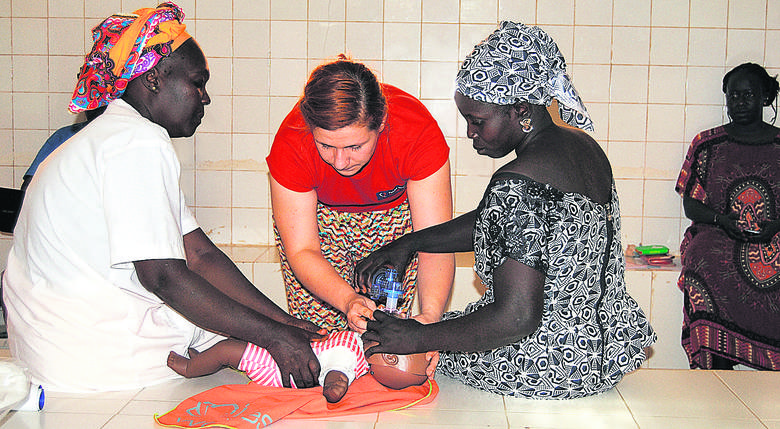 Basia Wójcik (w środku) podczas szkolenia z resuscytacji noworodka w przychodni w Ngohe (Senegal)