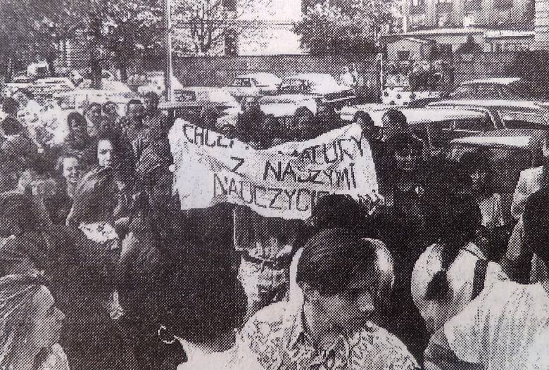 Bydgoscy abiturienci usiedli w przeddzień matur na jezdni, tarasując ulicę Jagiellońską