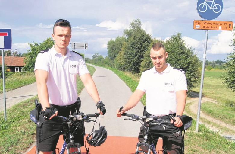 Sierż. Piotrowi Kuczerze oraz sierż. Kamilowi Witkowskiemu patrolowanie ulic na rowerach sprawia też dużo przyjemności