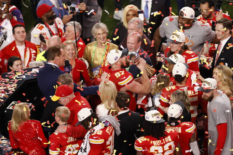 Tight end (atakujący) Kansas City Chiefs Travis Kelce całujący trofeum Super Bowl 2024