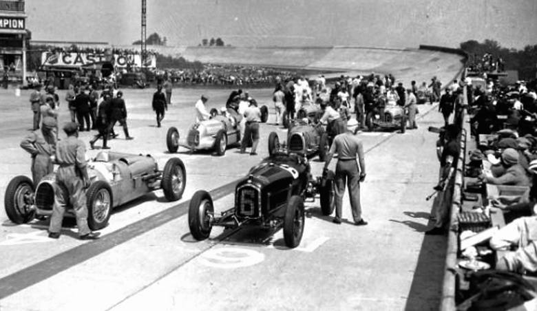 Grand Prix Francji na torze Linas-Montlhéry w 1934. Pojedynek Alf Romeo reprezentujących Scuderia Ferrari ze „srebrnymi strzałami” zespołów Auto Union i Mercedes. Wygrał Louis Chiron za kierownicą Alfy<br /> 