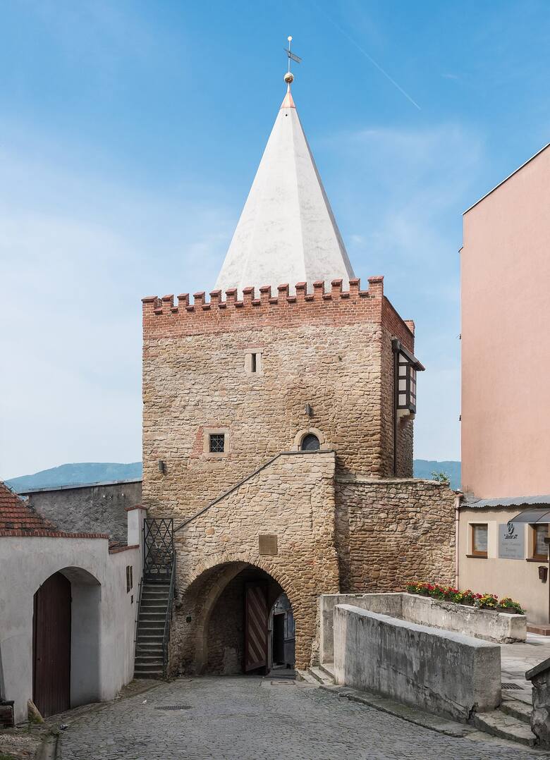 Bystrzyca Kłodzka słynie z dobrze zachowanych średniowiecznych fortyfikacji: murów, baszt i bram. Na zdjęciu tzw. Brama Wodna. Zdjęcie na licencji CC