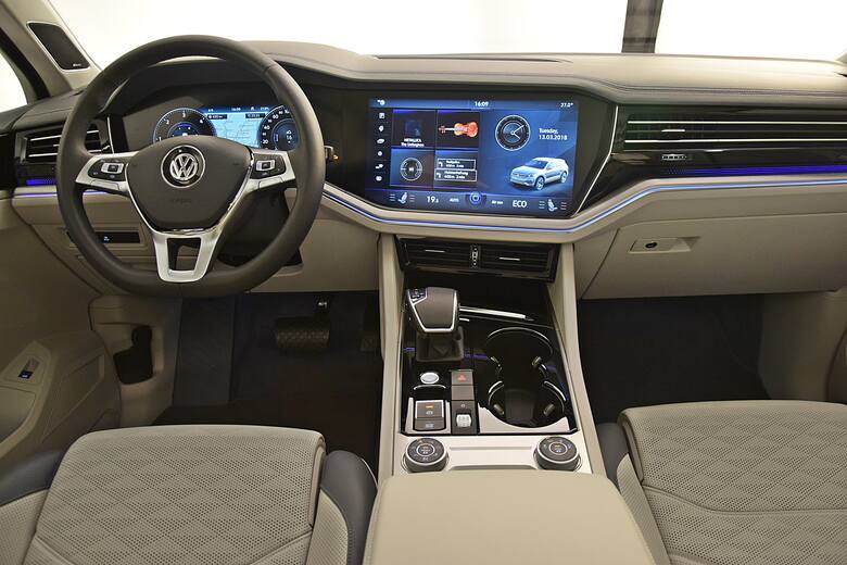 Volkswagen Touareg IIINa początek gama silników będzie się składać z dwóch wysokoprężnych jednostek V6 z turbodoładowaniem o mocy 231 i 286 KM oraz z
