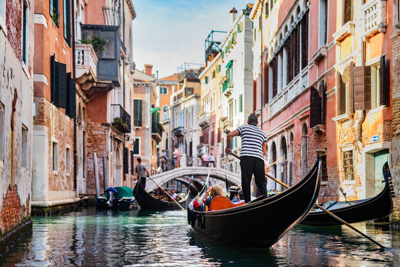 Gondolier z pasażerami w Wenecji