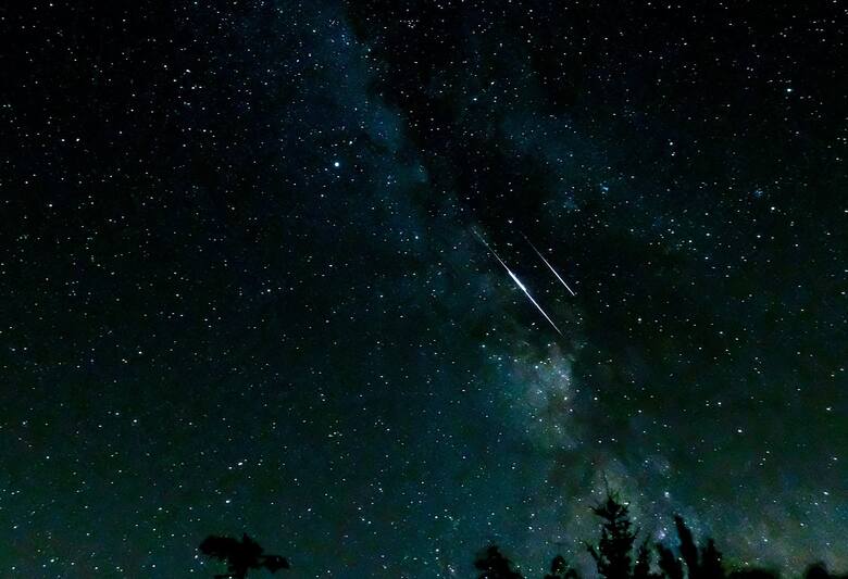 W Izerskim Parku Ciemnego Nieba w kwietniu można podziwiać zjawisko„Maksimum meteorów z roju Lirydów”. Lirydy to rój meteorów związany z kometą Thatchera.