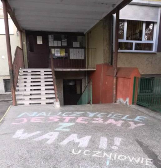 Przed wejściem do Szkoły Podstawowej nr 9 przy ul. Nowej w Gorzowie uczniowie oraz rodzice wyrazili wsparcie dla nauczycieli napisem na chodniku.