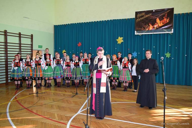 Ksiądz biskup Osial na szkolnej wigilii w ZSP nr 2 w Łowiczu (Zdjęcia)