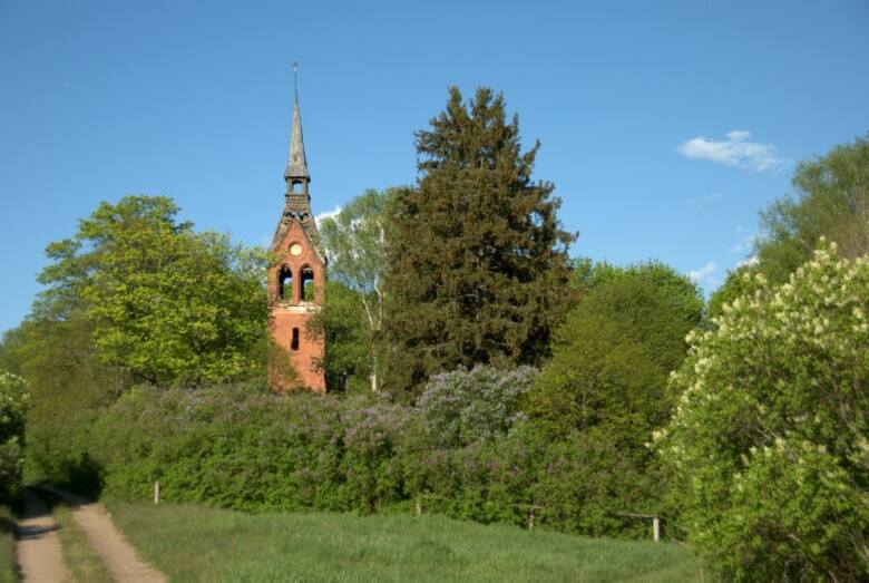 Widok na pozostałości wieży kościelnej w dawnej wsi Małga