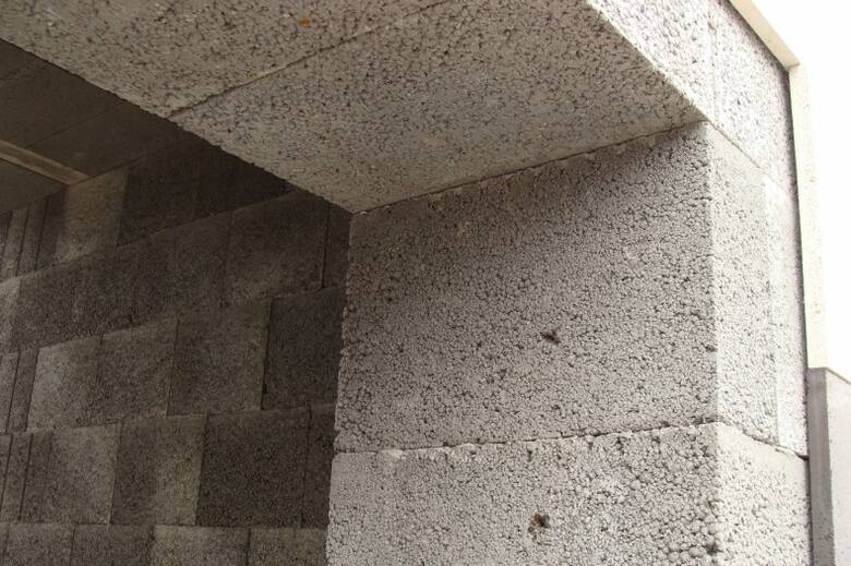 Pustaki keramzytobetonowe są produktami, w których tradycyjną domieszkę do betonu w postaci żwiru i grubego piasku zastąpiono keramzytem.
