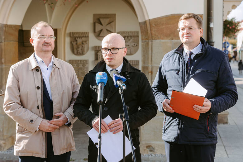 Radni Waldemar Szumny (z lewej), Marcin Fijołek (w środku) i Mateusz Szpyrka chcą aby pracownicy miejskich jednostek i wydziałów byli odpowiednio wy