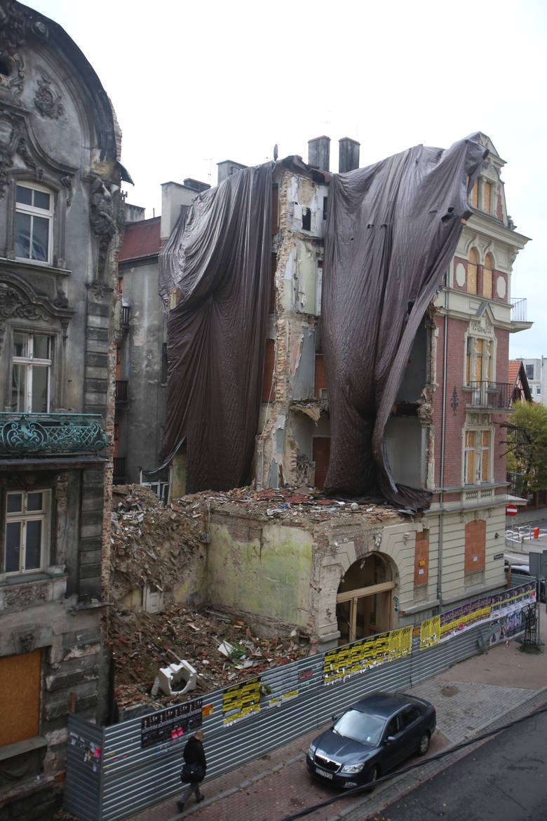 Rok po wybuchu przy Chopina w Katowicach. Znicze stoją przed kamienicą