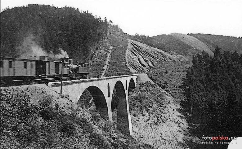 Lata 1902-1934 r., wiadukt srebrnogórski. Zbocza gór dziś są zalesione