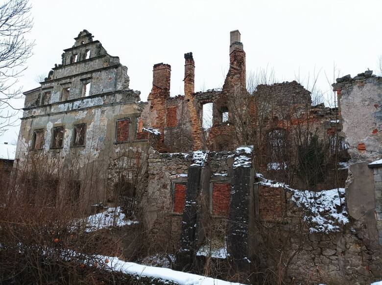Rozległe ruiny kompleksu pałacowego robią piorunujące wrażenie. Na miejscu można podziwiać dawne zabudowania folwarczne, nieistniejącą już fosę, która