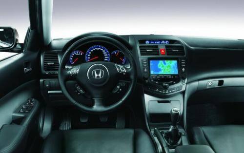Fot. Honda: W roku modelowym 2006 Hondy Accord zmieniono nieco wystrój tablicy przyrządów