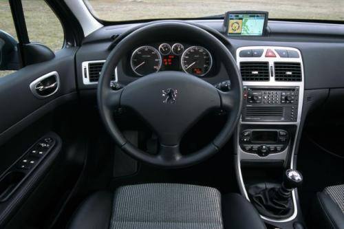 Fot. Peugeot: Ergonomiczna tablica przyrządów Peugeota ma wskaźniki i przełączniki umieszczone w typowych miejscach.